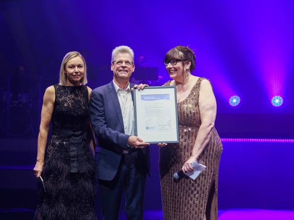 Thomas Truckenbrod receives special recognition award from the IOA at Silmo